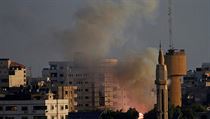 Plameny a dm po odpalu rakety na Izrael z msta Gaza.