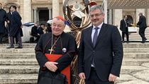 Kardinál Dominik Duka (vlevo) a český velvyslanec ve Vatikánu Václav Kolaja...