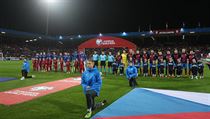 Úvodní hymny před duelem Česko - Kosovo.