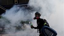 Protestujc nese molotovov koktejl pobl Hong Kong Polytechnic University...