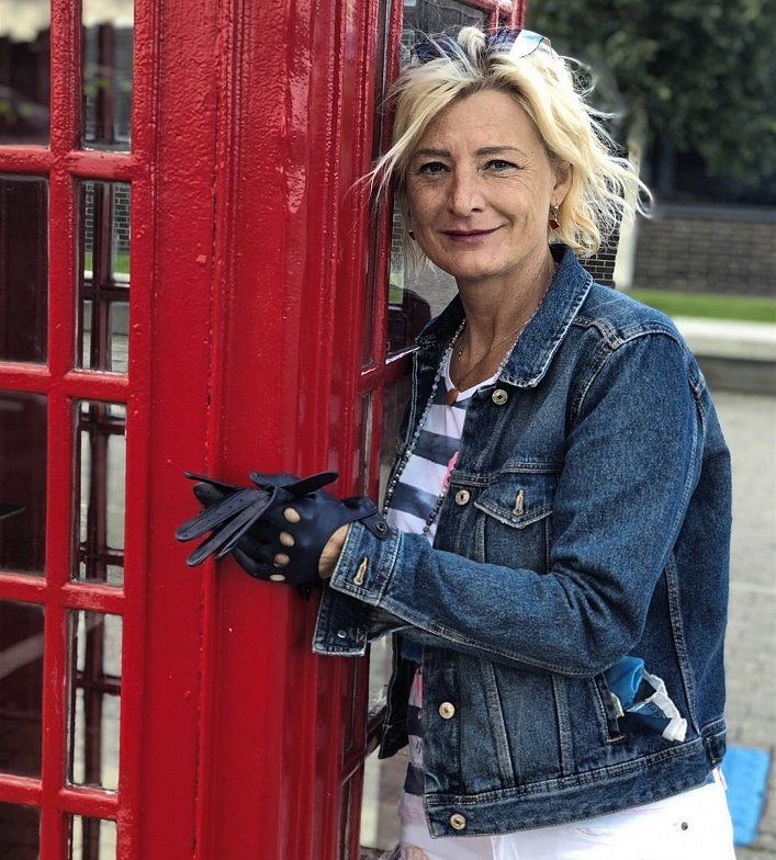 Ludmila Osi�ková nau�í zájemce u�ít si vlastní rukavice, vybírat jejich...
