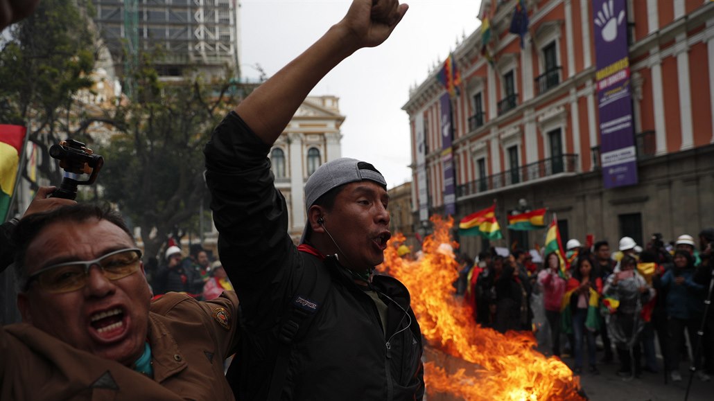 Oponenti prezidenta Bolívie Eva Moralese oslavují jeho rezignaci v La Paz.