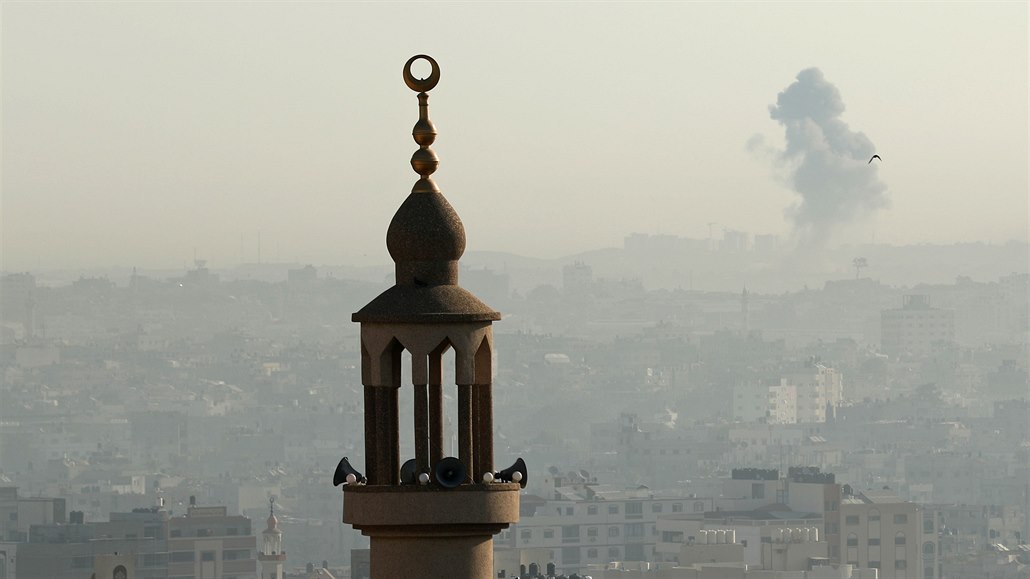 Město Gaza a dým po odpalu raket na Izrael.