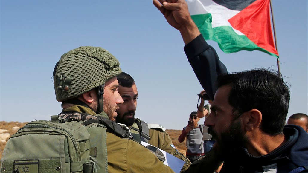 Palestinský demonstrant bhem dohad s izraelskými vojáky.