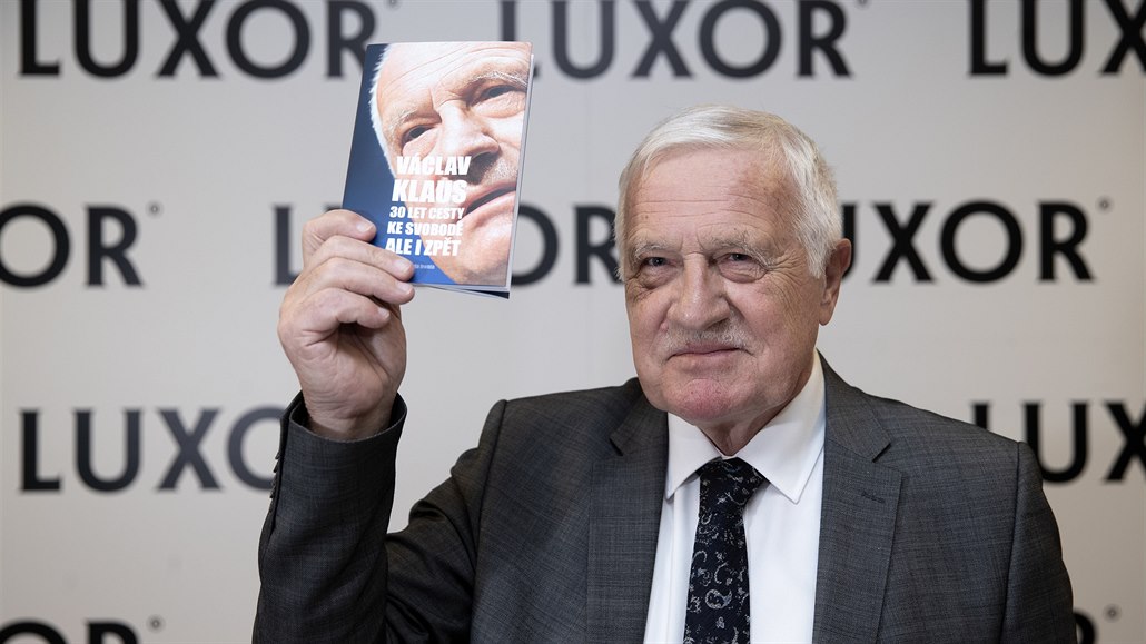 Exprezident Václav Klaus poktil v praském Luxoru novou knihu.