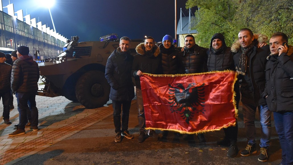 Fanoušci Kosova před stadionem.