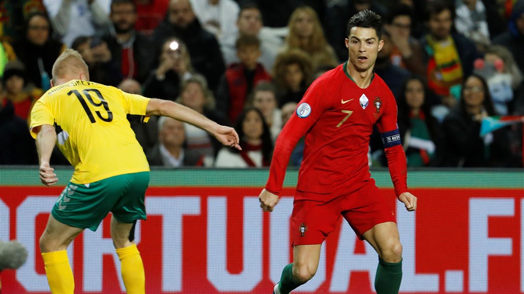 Cristiano Ronaldo v dresu Portugalska.