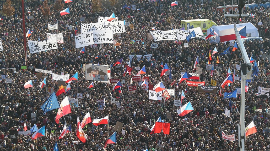 Zapln�ná Letná. Na demonstraci proti Babi�ovi dorazilo dle policie více ne� 200...