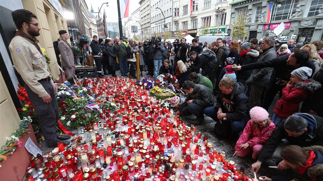 Lidé pokládají svíčky a květiny k památníku událostí 17. listopadu v roce 1989...