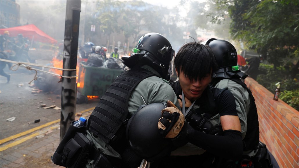 Protestující je zadren policií pi jejím obleení areálu polytechnické...