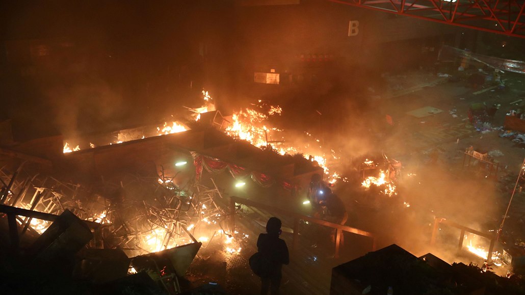 Hoící areál polytechnické univerzity v Hongkongu bhem protivládní demonstraci.