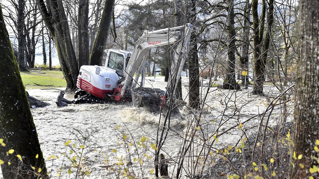 K �i�t�ní koryta �eky Thumersbach jsou vyu�ívány bagry.