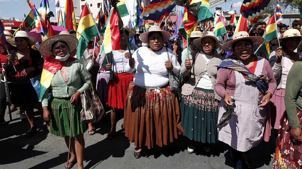 Píznivci bývalého prezidenta Moralese pochodují ulicemi, aby vyjádili...