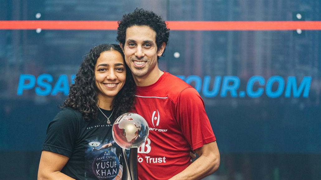 Raneem El Welilyová a Tarek Momen se radují ona z trofeje pro vítěze MS.