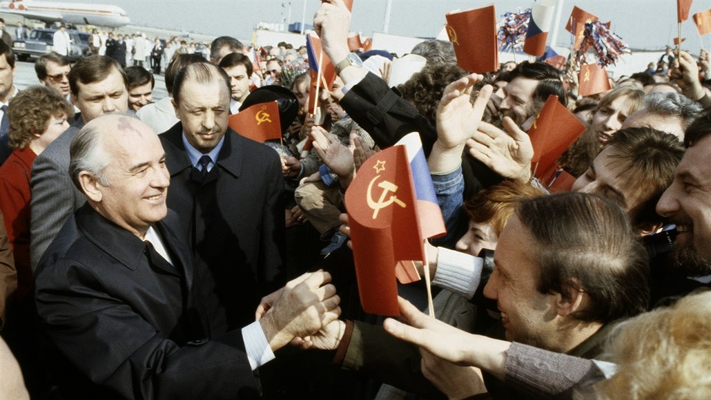Michail Gorbačov se v Praze v dubnu 1987 vítá s davy, které ho vítají.