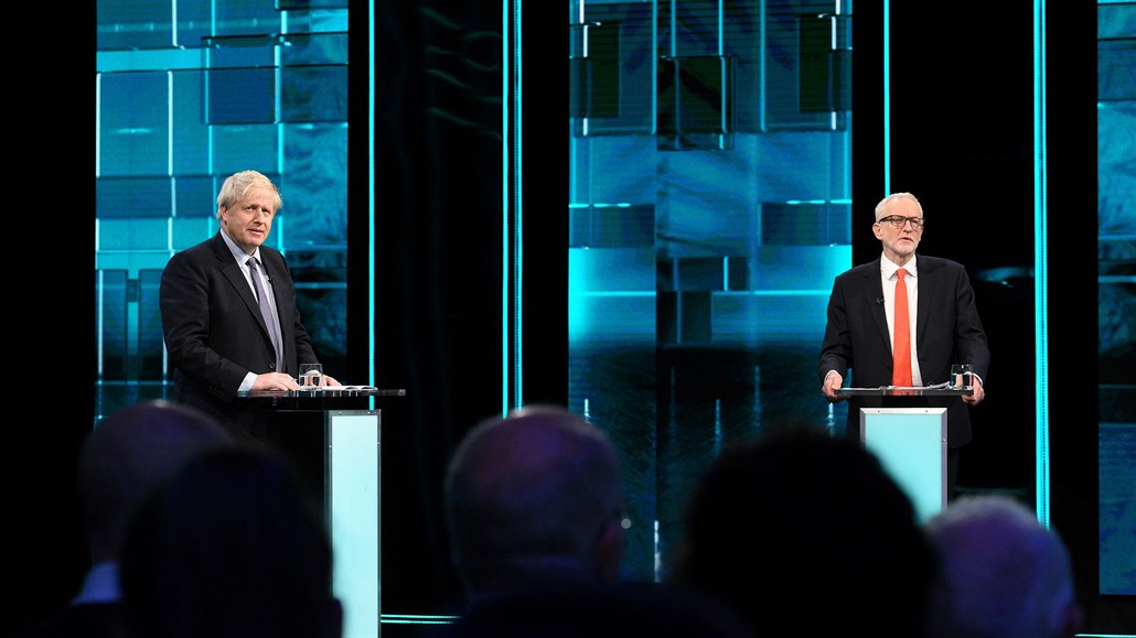 Boris Johnson a Jeremy Corbyn bhem debaty.