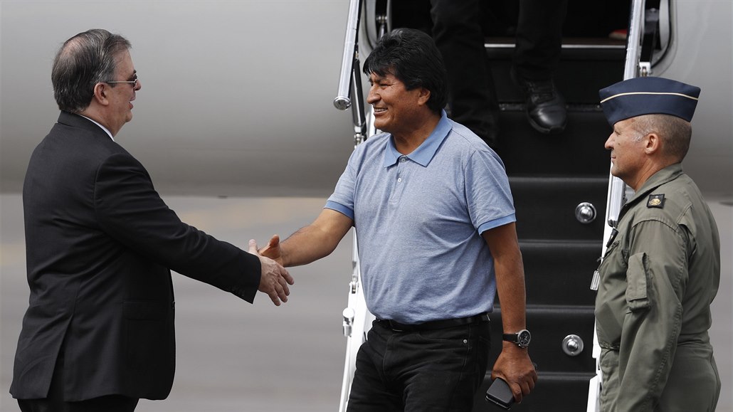 Mexický ministr zahranií Marcelo Ebrard (vlevo) vítá bývalého bolívijského...