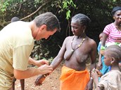 Venkov Sierry Leone vypadá jako kadá druhá vesnice v Africe, eny se druí u...
