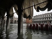 Vysoká voda v Benátkách tento týden zaplavila domy, obchody i hotely, v ulicích...