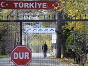 V zemi nikoho. Údajný bojovník IS zstal viset v hraniní zón mezi Tureckem...