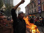 Oponenti prezidenta Bolvie Eva Moralese oslavuj jeho rezignaci v La Paz.