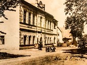Nedatovaná historická fotografie ostravské restaurace U Zlatého Lva, která...