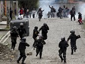 Píznivci bývalého prezidenta Evo Moralese se stetávají s policií v La Paz