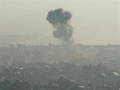 Stoupající dým po explozi rakety v pásmu Gaza.