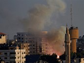 Plameny a dm po odpalu rakety na Izrael z msta Gaza.
