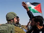 Palestinský demonstrant bhem dohad s izraelskými vojáky.