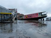 Velká voda v Benátkách zpsobila i problémy v doprav, na fotografii je vidt...