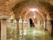 Voda se dostala i do nejslavnjí památky msta, baziliky svatého Marka.