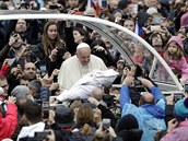 Pape pi projídní námstím bral nkteré dti do náruí a ehnal jim.