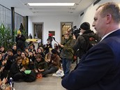 Rektor UK Tomá Zima (vpravo) se setkal s protestujícími v sídle univerzity v...