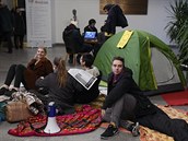 Protestující studenti chtjí na rektorátu UK pespat