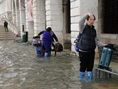 Voda zaplavila Benátky v nebývalé míe.