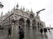 Voda zaplavila Benátky v nebývalé míe v úterý, kdy hladina v ulicích dosáhla...