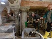 Pracovníci se snaí zmírnit kody v bazilice svatého Marka.