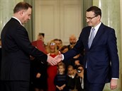 Polský prezident Andrzej Duda (vlevo) jmenuje Mateusze Morawieckého (vpravo) ze...
