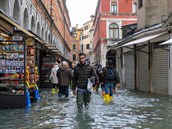 Benátky postihly tento týden nejvtí záplavy od roku 1966, kdy v úterý veer...