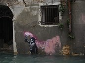 I Banksyho kresba Migrantské dít je z ásti pod vodou.