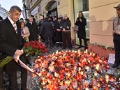 Premiér Andrej Babi (vlevo) poloil 17. listopadu 2019 kytici na Národní tíd...