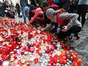 Lidé pokládají svíky na Národní tíd v den 30. výroí událostí 17. listopadu.