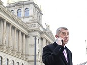 Premiér Andrej Babi telefonuje ped Národním muezem v Praze, kde se spolu s...
