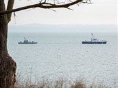 Z pístavu v Keri jsou ti ukrajinská plavidla taena smrem na erné moe.