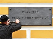 Prostor ped Západoeským divadlem v Chebu nese nov jméno Piazzetta Vlasty...