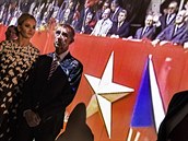 Premiér Andrej Babi s manelkou Monikou si prohlíejí expozici ve spojovací...