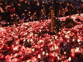 Lidé zapalovali svíky 17. listopadu 2019 u památníku událostí 17. listopadu...