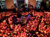 Lidé zapalovali svíky 17. listopadu 2019 u památníku událostí 17. listopadu...