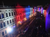 Pohled na nasvícené domy na Národní tíd v Praze, kde si 17. listopadu 2019...
